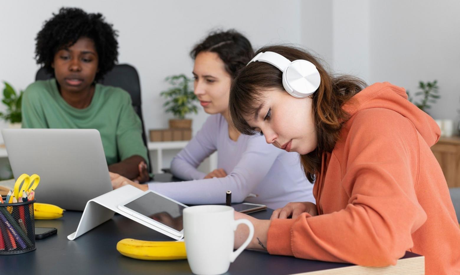 Profesionales colaborando en análisis financiero