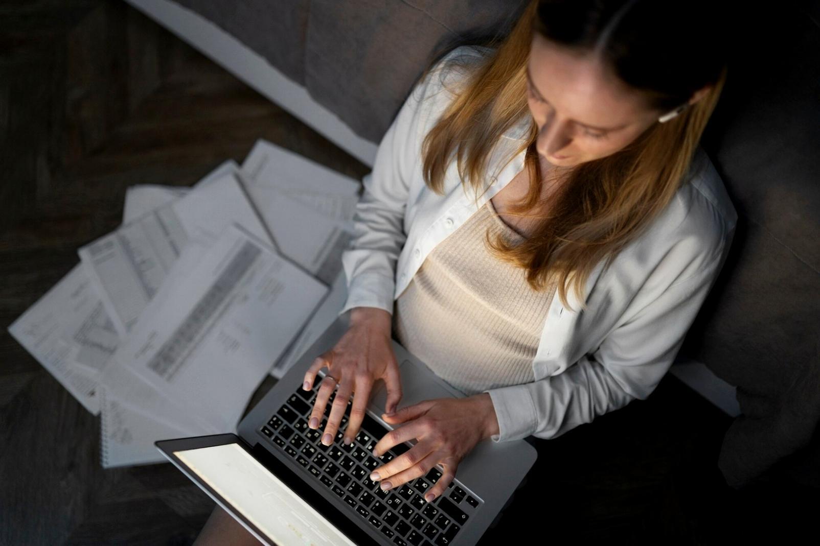 Oficina financiera moderna con análisis de datos