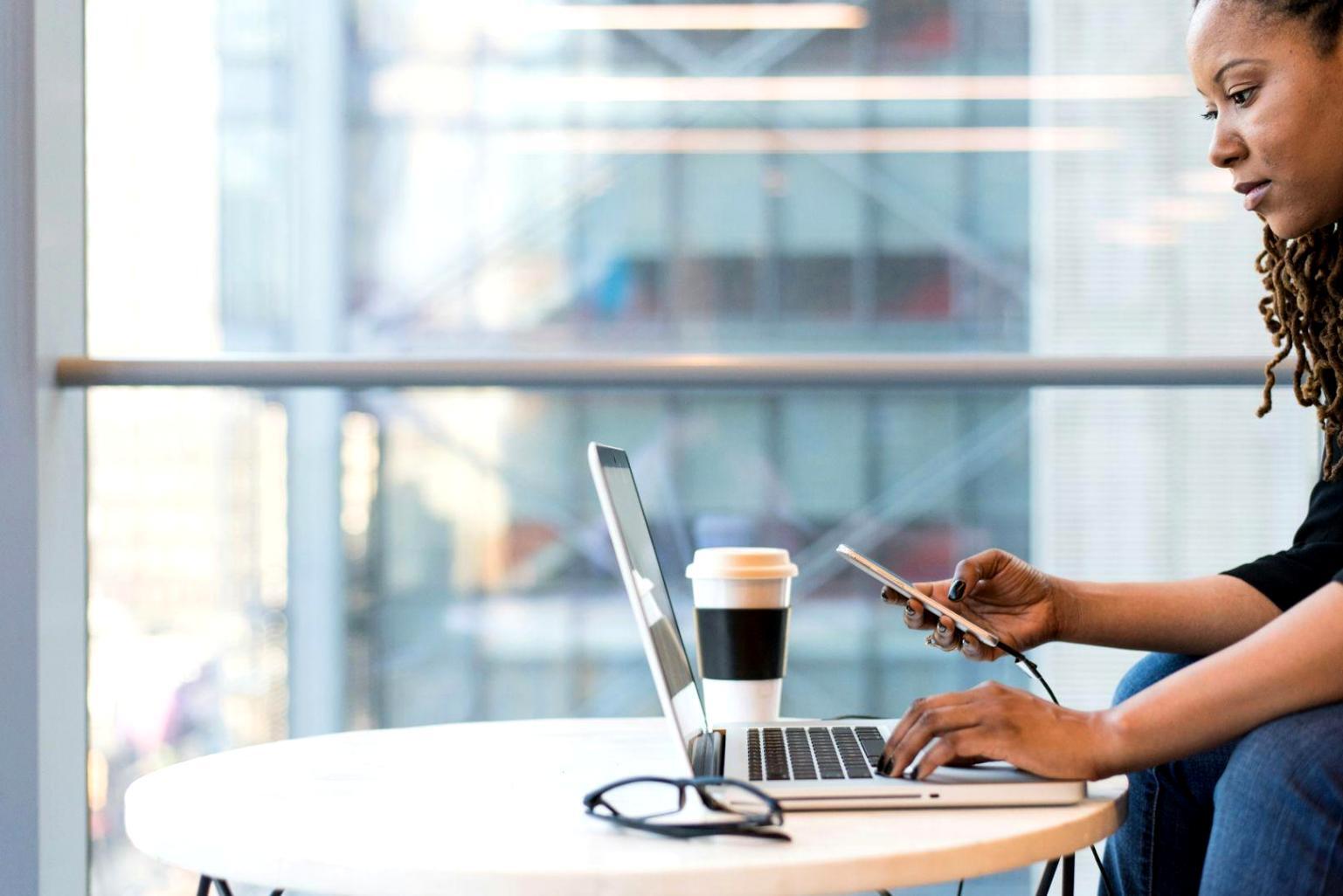 Análisis financiero detallado en tablet