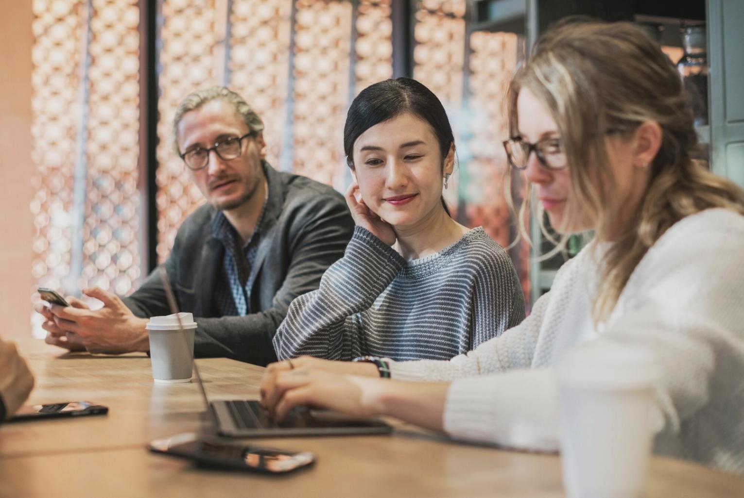 Análisis financiero profesional en oficina moderna